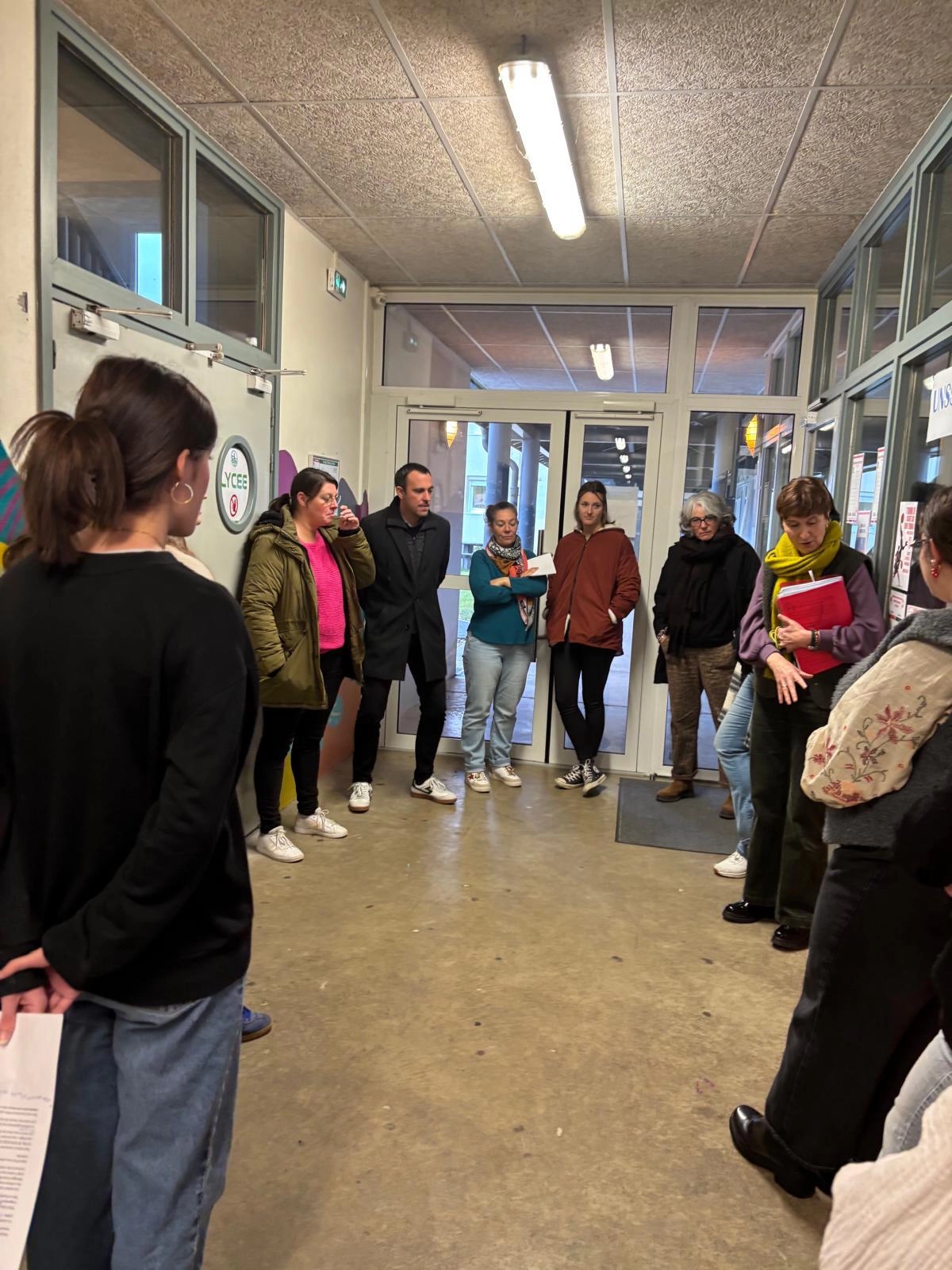 Présentation du couloir aux directeurs de l'école et du collège et au personnel de vie scolaire