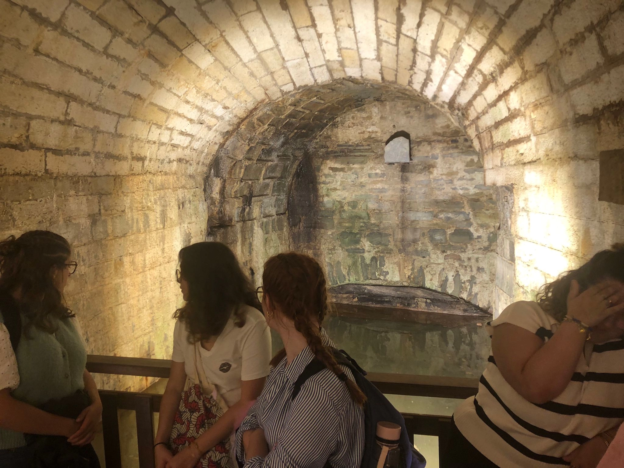 Visite de la crypte .