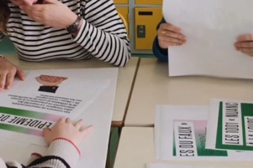 Exposition sur les fake news au CDI du lycée Notre-Dame préparée par les 1ères SAPAT