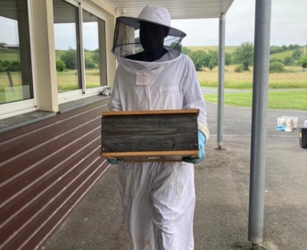 Récolte miel par les 3èmes Prépa-métiers 03