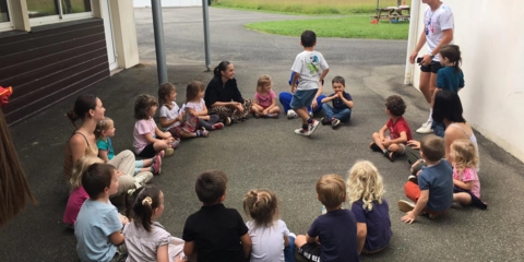 Fin de l’après-midi par un jeu collectif qui rassemble petits et grands ☀