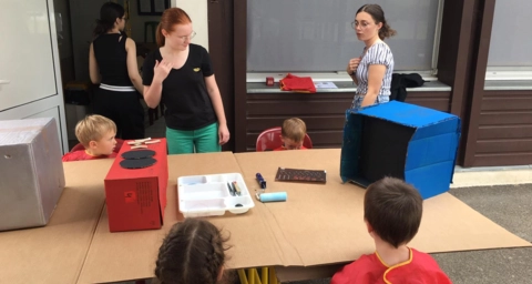 Création de poste de radio, TV et minitel.