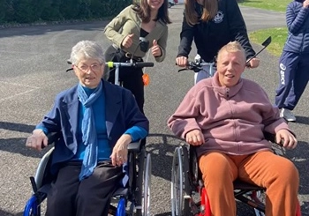 Balade à bicyclette avec les résidents des EHPAD de Salies et de Sauveterre-de-Béarn pour les élèves de Terminal SAPAT