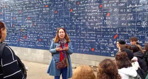 Les voilà maintenant à Montmartre, devant les murs des je t'aime